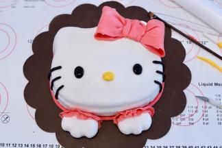 剩余的白色甘佩斯做两只可爱的爪子，粉色做好袖口