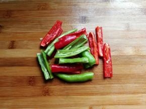 然后从中间对半切开，去除辣椒籽