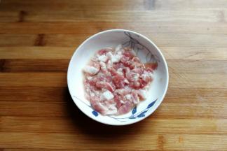 肉末适量，调入少许盐、料酒、淀粉抓匀备用