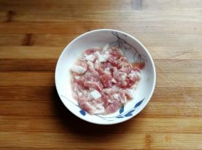 肉末适量，调入少许盐、料酒、淀粉抓匀备用