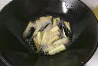 锅中倒入适量油烧至七成热，放入茄条开始炸（可以分两次炸，这样省油哈）