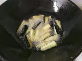 锅中倒入适量油烧至七成热，放入茄条开始炸（可以分两次炸，这样省油哈）