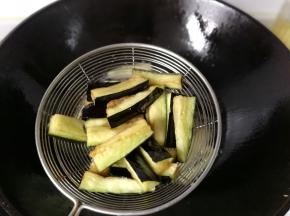 茄条炸至微黄发硬时捞起控油