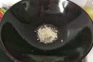 锅中留少许底油，先下入蒜末煸香