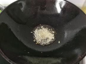 锅中留少许底油，先下入蒜末煸香