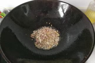 再下入肉末，炒至肉末变色