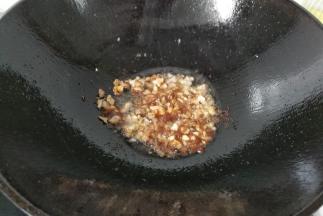 接着倒入黄豆酱翻炒几下