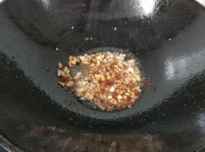 接着倒入黄豆酱翻炒几下