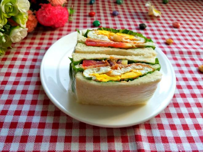 鸡蛋土司三明治