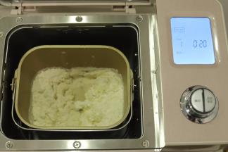 启动和面程序，时间设置为20分钟，启动面包机，当时间剩余8分钟时放入黄油