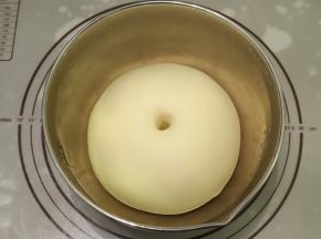 手插入面团，孔不塌陷不回缩，呈肚脐眼状