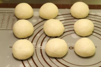 将面团轻拍排气后平均分成9份，大概一个在50克左右，室温盖保鲜膜松弛20分钟