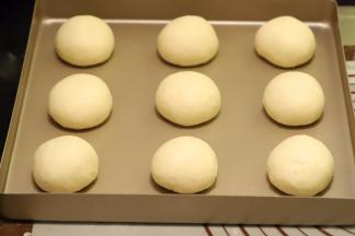 再次将面团排气整圆，放入烤盘