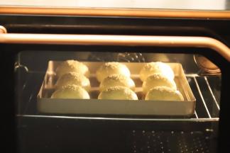 烤箱预热180度，上下火中层20分钟左右，注意上色，盖锡纸