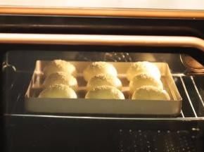 烤箱预热180度，上下火中层20分钟左右，注意上色，盖锡纸