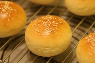 取出汉堡胚，移至晾架上放凉