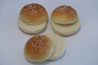 将汉堡胚从中间切开