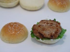 猪扒用刀背轻敲，放入黑椒酱、盐、料酒等配料腌制2小时以上，将腌制好的猪扒煎至双面金黄出锅。按自己喜好摆放好汉堡夹陷