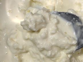 马斯卡彭室温软化与淡奶油搅拌均匀。