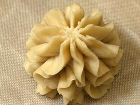 入裱花袋，挤出喜欢的花形。