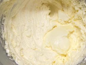 黄油加糖，打至顺滑。