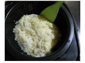 米飯打入鷄蛋加入少許鹽拌勻