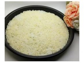 將拌勻的米飯平鋪在披薩盤上壓實