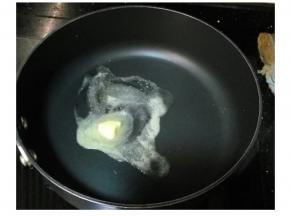 鍋里放入一小塊黃油，小火融化。