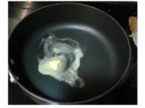 鍋里放入一小塊黃油，小火融化。