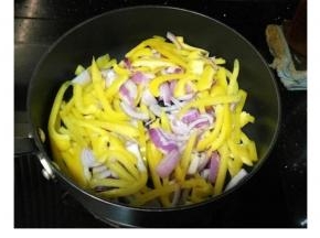 先倒入洋蔥和黃椒翻炒