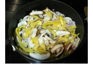 再倒入菇類炒均，放上黑椒碎、什錦香草碎、糖、鹽炒至食材出水變軟，関火。