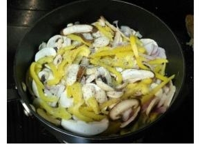 再倒入菇類炒均，放上黑椒碎、什錦香草碎、糖、鹽炒至食材出水變軟，関火。