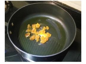 鍋里熱油，放入蛋黃碎。
