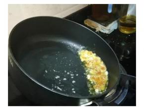 將鍋倒側一邊，如圖。