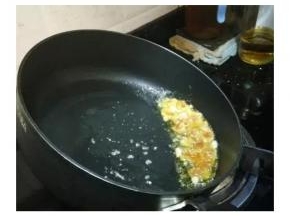 將鍋倒側一邊，如圖。