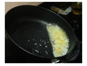 小火慢慢用筷子繼續拌碎蛋黃，看著這過程相當有趣。