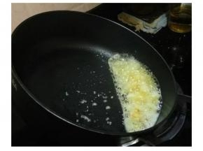 小火慢慢用筷子繼續拌碎蛋黃，看著這過程相當有趣。