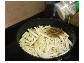倒入杏鲍菇后轉大火不断干炒，让咸蛋黄均匀地裹在杏鲍菇上，这样才会有沙沙的口感，加入鹽繼續爆炒至菇溢出水份即可。