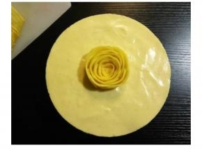 用最小一片卷成做花心，再慢慢由小到大片围繞花心放芒果片，如图。