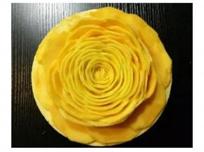 将所有芒果片摆好，绽放的芒果花朵完成哈