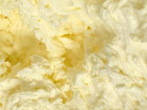 马斯卡彭分次与黄油打至顺滑。