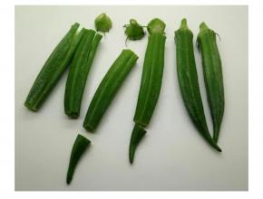 秋葵洗淨去頭去尾，清除內部的子俻用