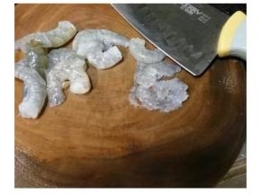 蝦去頭去殼，洗淨蝦肉瀝干水份，用刀背壓偏蝦肉。