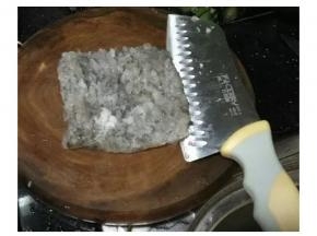 用刀剁碎蝦肉成蝦滑