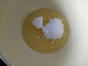 先将糖粉倒入玉米油中搅拌均匀