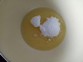 先将糖粉倒入玉米油中搅拌均匀