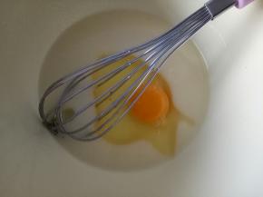 搅拌均匀后倒入鸡蛋，同样搅拌均匀