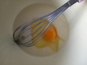 搅拌均匀后倒入鸡蛋，同样搅拌均匀