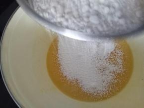 筛入低粉，用抓捏的方式抓捏成团至无干粉