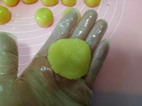 取一块面团按扁